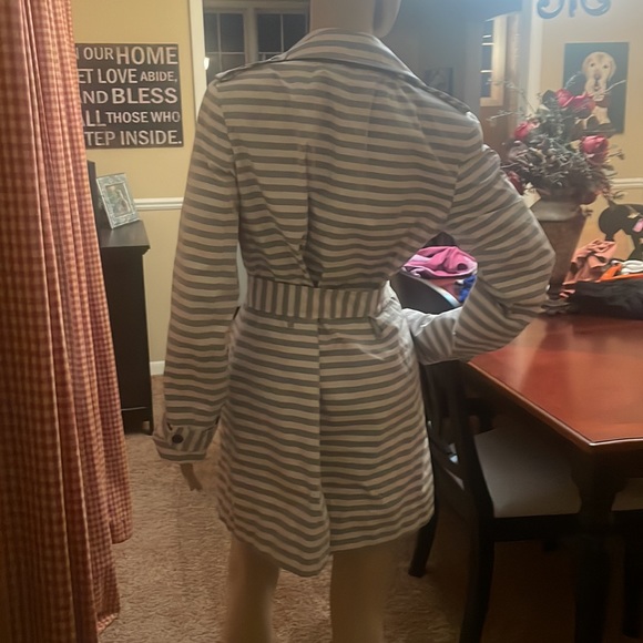 Ladies Banana Republic spring coat - Picture 2 of 3